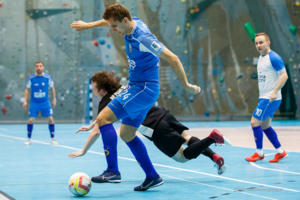 Mecz pierwszej ligi futsalu mężczyzn: Unia Tarnów - AZS AWF Wrocław. Przy piłce Dawid Sojda